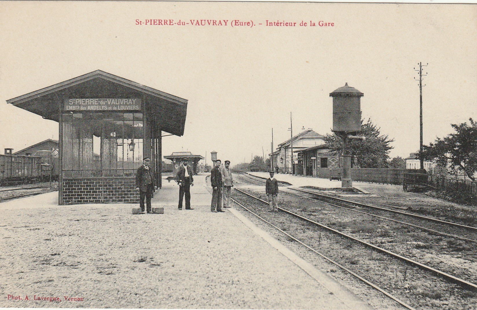 27 SAINT-PIERRE-DU-VAUVRAY. Employés dans la Gare