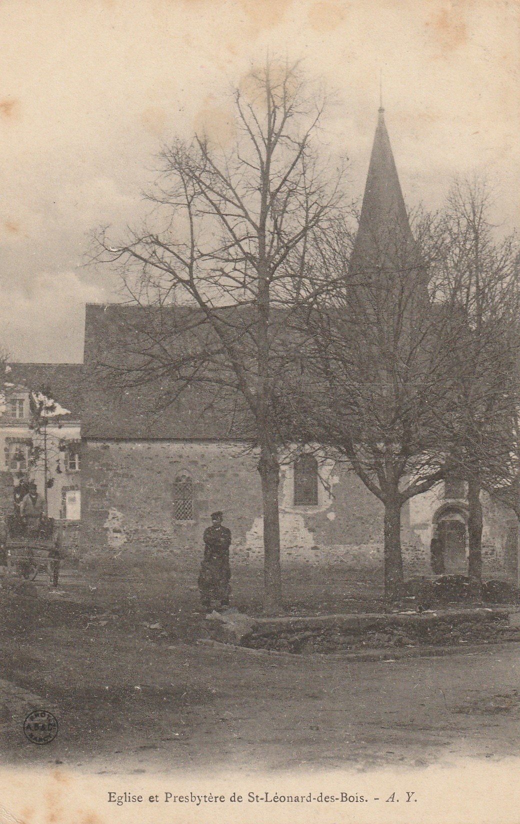 72 SAINT-LEONARD-DES-BOIS. Eglise et Presbytère petite animation 1905
