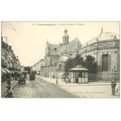 carte postale ancienne 77 FONTAINEBLEAU. La Rue Grande et Eglise. Kiosque à journaux