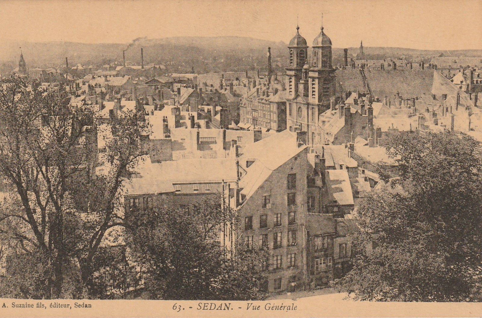 2 x cpa 08 SEDAN. Vue générale et Cour du Château