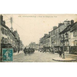 carte postale ancienne 77 FONTAINEBLEAU. Place de l'Etape aux Vins Dragons Gardes Républicains