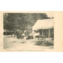 carte postale ancienne 77 FONTAINEBLEAU. Epluchage pommes de terre du 76° ligne. Militaires et Campement