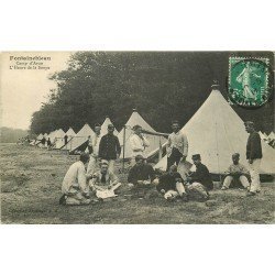 carte postale ancienne 77 FONTAINEBLEAU. Camp d'Avon 1911 l'Heure de la Soupe. Militaires et Campement