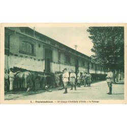 carte postale ancienne 77 FONTAINEBLEAU. Le Pansage des Chevaux. 1° Groupe Artillerie d'Ecole 1934
