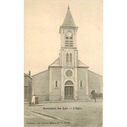 carte postale ancienne 77 DAMMARIE-LES-LYS. L'Eglise et Femme à la Fontaine vers 1900