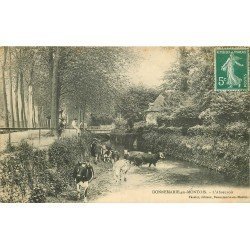 carte postale ancienne 77 DONNEMARIE-EN-MONTOIS. Vaches à l'Abreuvoir 1908