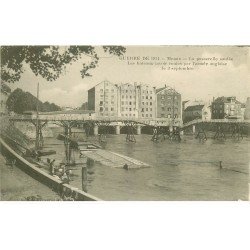 carte postale ancienne 77 MEAUX. Passerelles sautée et bateaux lavoir coulés. Lavandières