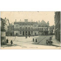 carte postale ancienne 03 MOULINS. Hôtel de Ville 1920 et Marchande ambulante