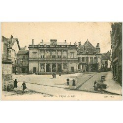 carte postale ancienne 03 MOULINS. Hôtel de Ville et vendeuse de Quatre-Saisons