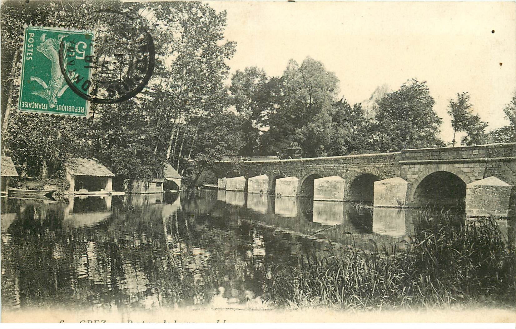 carte postale ancienne 77 GREZ. Pont sur le Loing avec Lavoir 1911