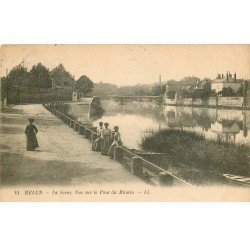 carte postale ancienne 77 MELUN. Elégantes assise et vue sur le Pont du Moulin 1923