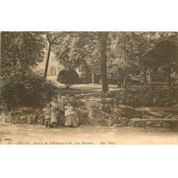 carte postale ancienne 77 MELUN. Les Rochers Jardin de l'Hôtel de Ville. Femmes et Enfants 1914