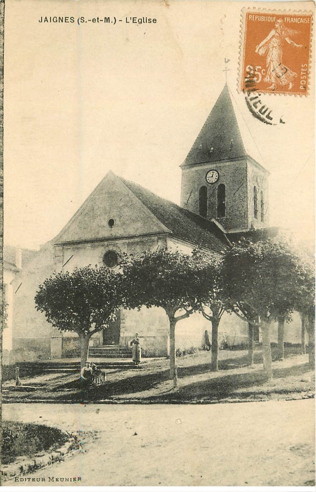 carte postale ancienne 77 JAIGNES. Animation devant l'Eglise