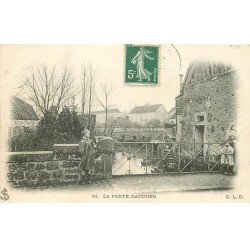 carte postale ancienne 77 LA FERTE-GAUCHER. Enfant sur le Petit Pont 1908
