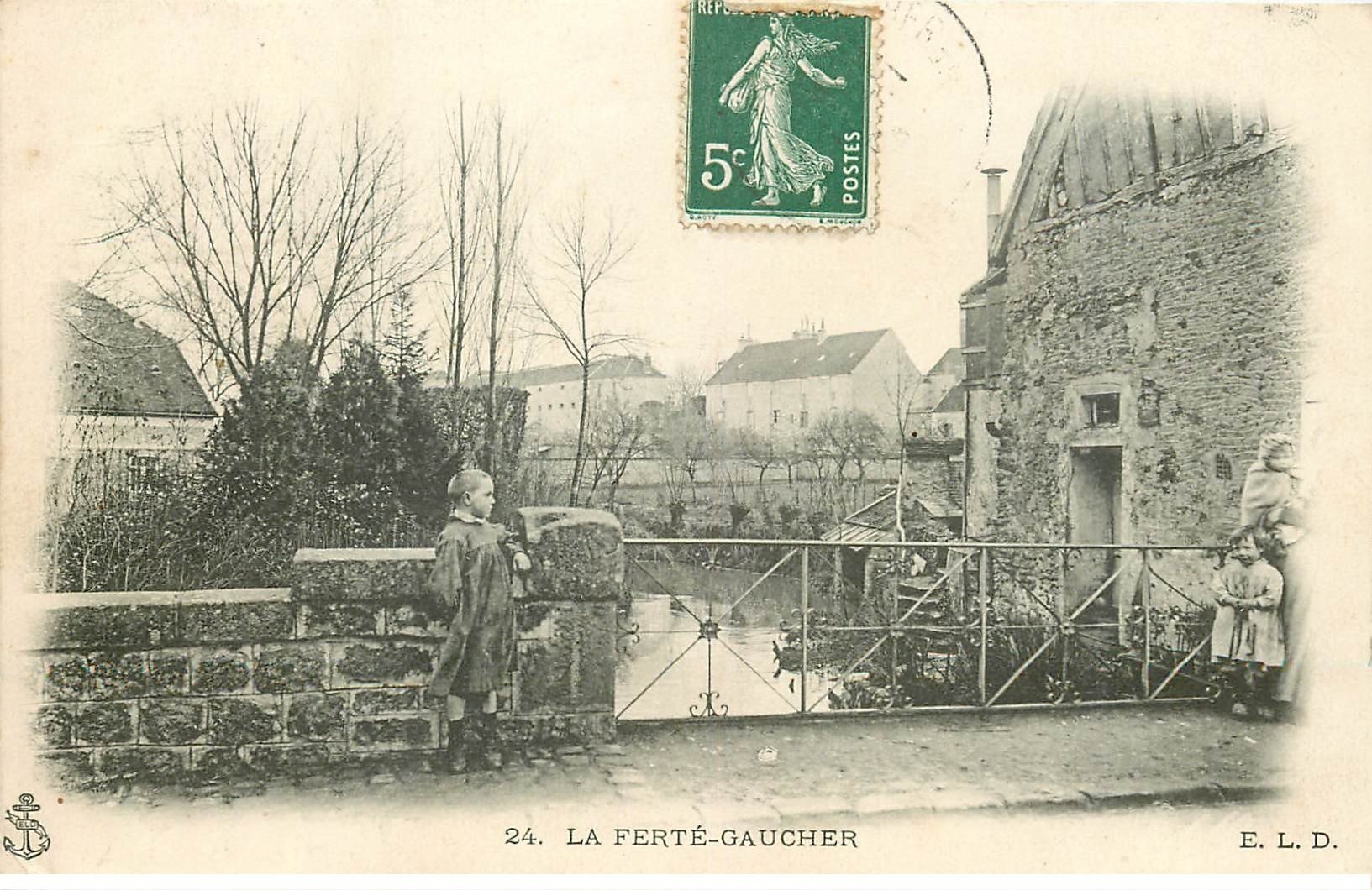 carte postale ancienne 77 LA FERTE-GAUCHER. Enfant sur le Petit Pont 1908
