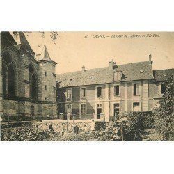 carte postale ancienne 77 LAGNY SUR MARNE. Cour de l'Abbaye bien animée
