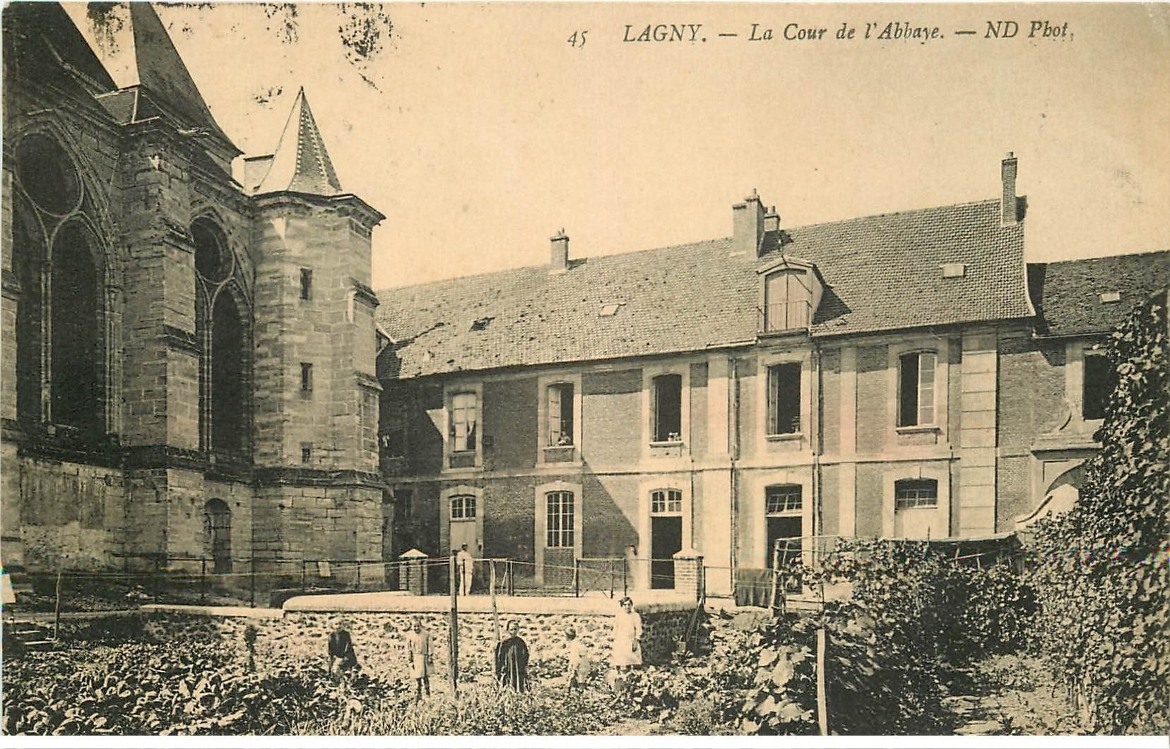 carte postale ancienne 77 LAGNY SUR MARNE. Cour de l'Abbaye bien animée
