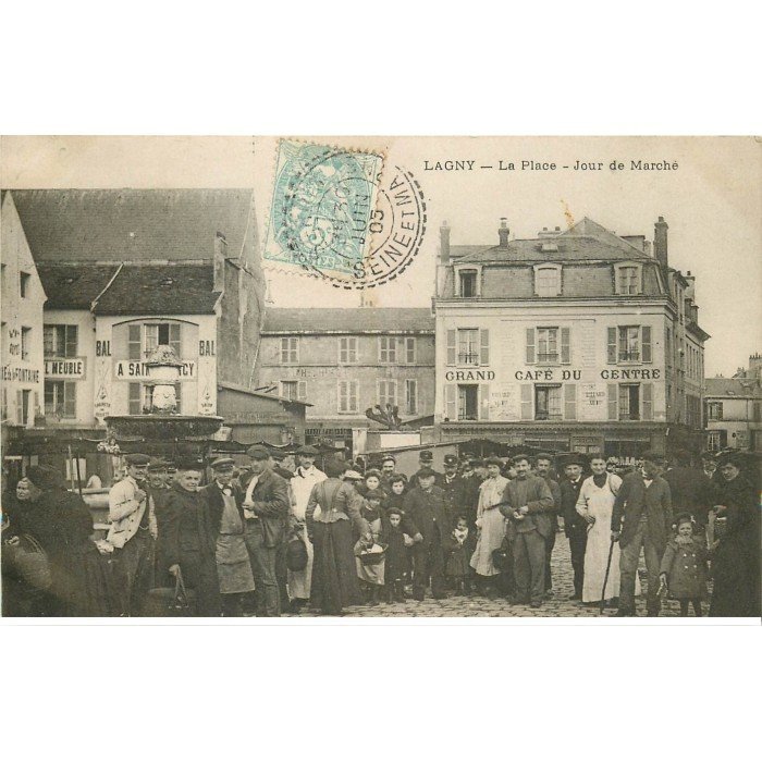 77 LAGNY SUR MARNE. La Place Jour de Marché 1905. Grand Café du Centre