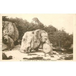 carte postale ancienne 77 LARCHANT. Rocher de l'Eléphant avec gamins au pied