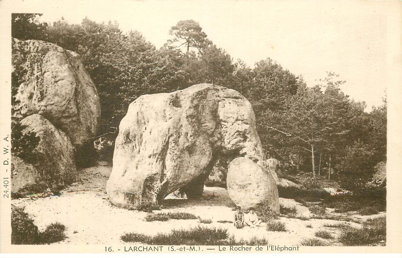 carte postale ancienne 77 LARCHANT. Rocher de l'Eléphant avec gamins au pied