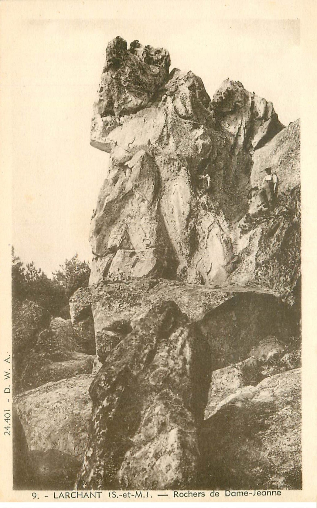 carte postale ancienne 77 LARCHANT. Rocher de Dame-Jeanne personnage dessus