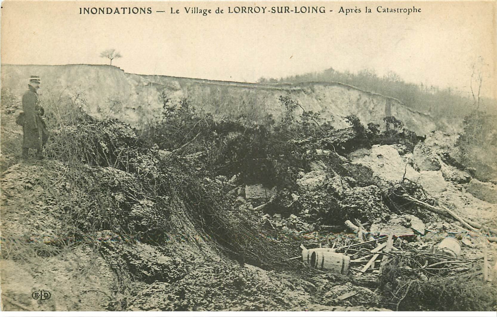 carte postale ancienne 77 LORROY-SUR-LOING. Le Village après la Catastrophe avec Gendarme
