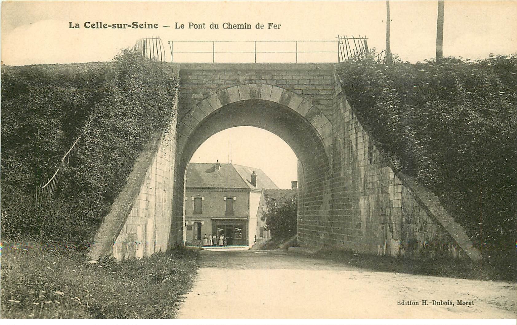 carte postale ancienne 77 LA CELLE-SUR-SEINE. Le Pont du Chemin de Fer et vue sur Epicerie et Hotel Moderne Legrand