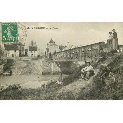 77 MOUROUX. Le Pont belle animation 1914
