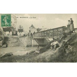 carte postale ancienne 77 MOUROUX. Le Pont belle animation 1914