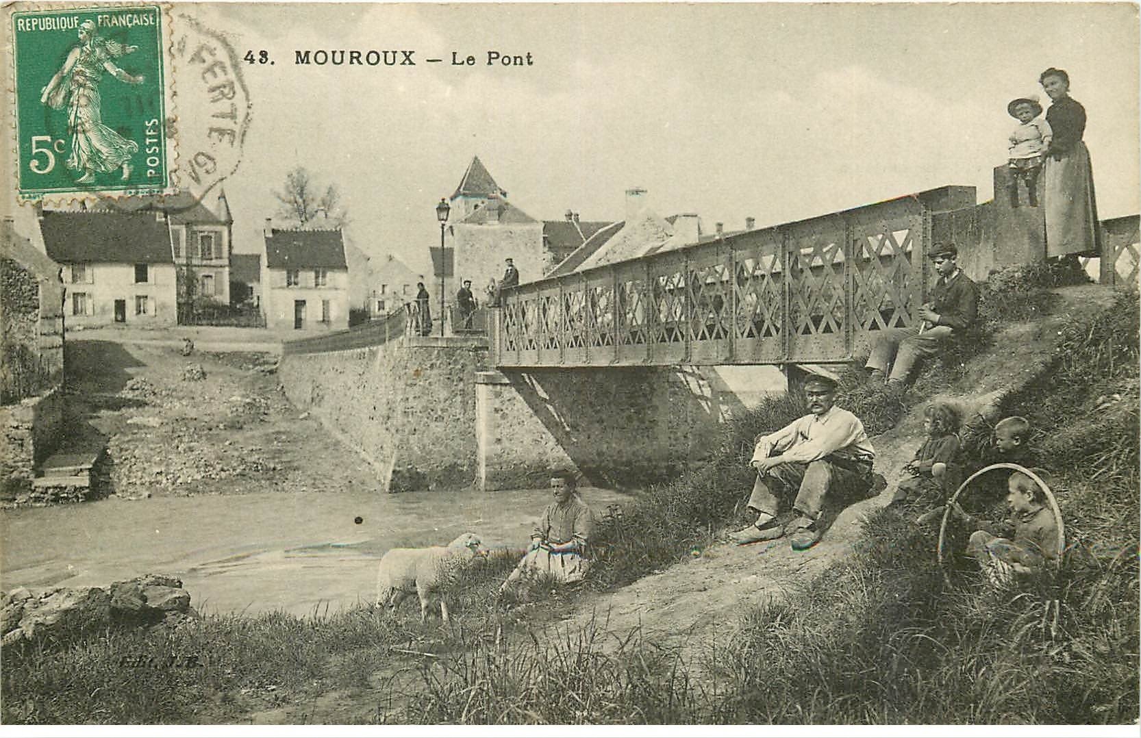 77 MOUROUX. Le Pont belle animation 1914