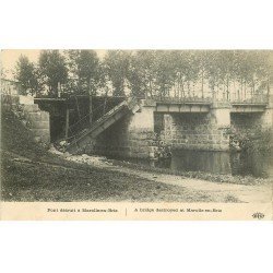 carte postale ancienne 77 MAROLLES-EN-BRIE. Pont détruit. Pli transversal