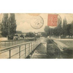 carte postale ancienne 77 MARY-SUR-MARNE. Cavalier sur le Pont 1906