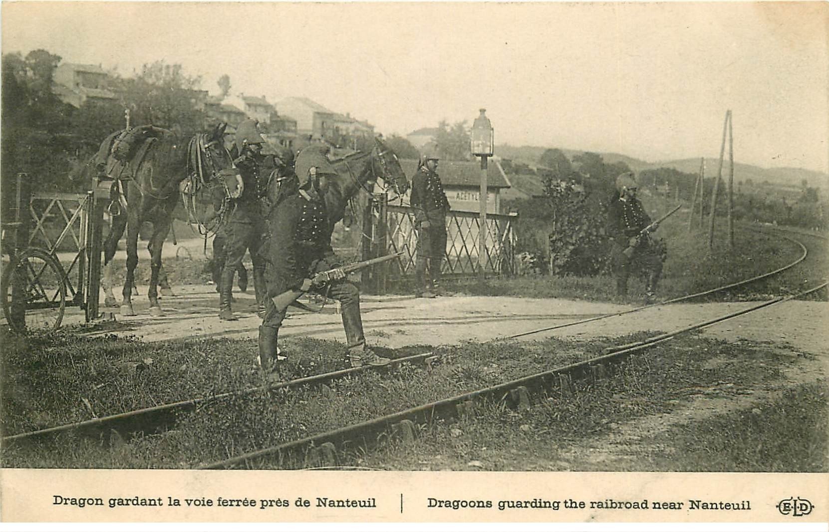 carte postale ancienne 77 NANTEUIL. Dragons gardant la voie ferrée