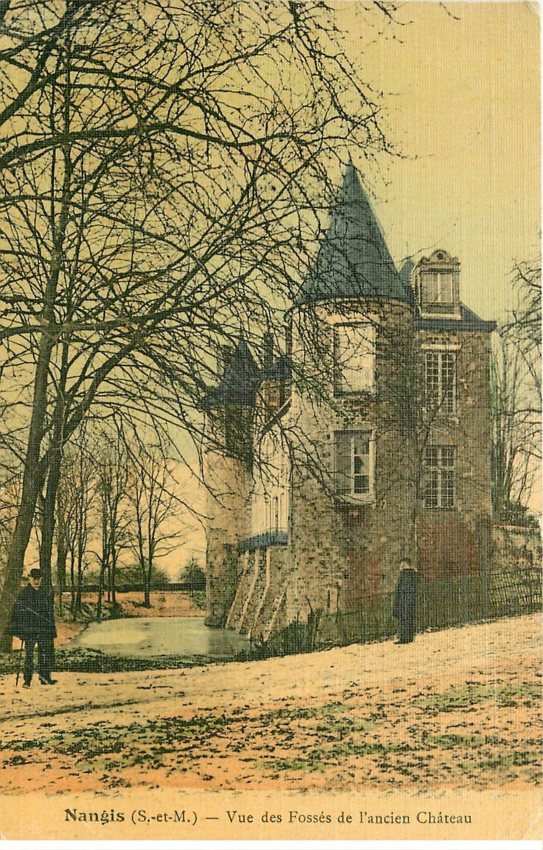 carte postale ancienne 77 NANGIS. Fossés ancien Château animation. Superbe carte toilée vers 1910