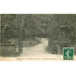 carte postale ancienne 77 NOISIEL. Entrée du Square animée