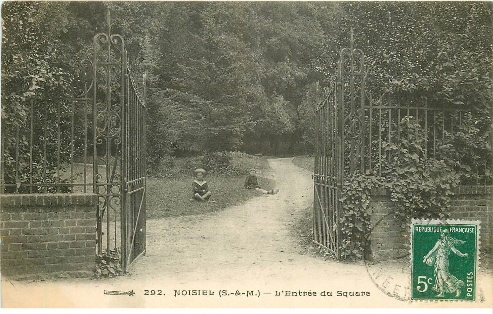 carte postale ancienne 77 NOISIEL. Entrée du Square animée