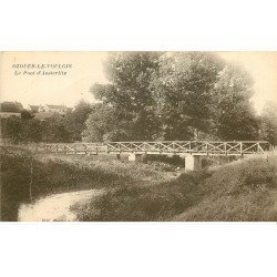 carte postale ancienne 77 OZOIR OZOUER-LE-VOULGIS. Pont d'Austerlitz avec personnage