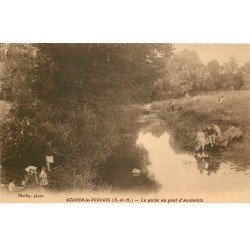 carte postale ancienne 77 OZOIR OZOUER-LE-VOULGIS. Pont d'Austerlitz la Pêche à la ligne