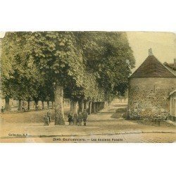 carte postale ancienne 77 COULOMMIERS. Les Anciens Fossé. Carte toilée abîmée