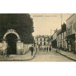 carte postale ancienne 77 COULOMMIERS. Avenue de la Gare Tabac et Café de l'Est