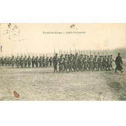 carte postale ancienne 77 FONTAINEBLEAU. Défilé d'infanterie . Tampon Militaire 1915