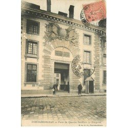 carte postale ancienne 77 FONTAINEBLEAU. Porte Quartier Boufflers 7° Dragons 1906