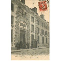 carte postale ancienne 77 FONTAINEBLEAU. Porte Quartier Boufflers 7° Dragons 1909