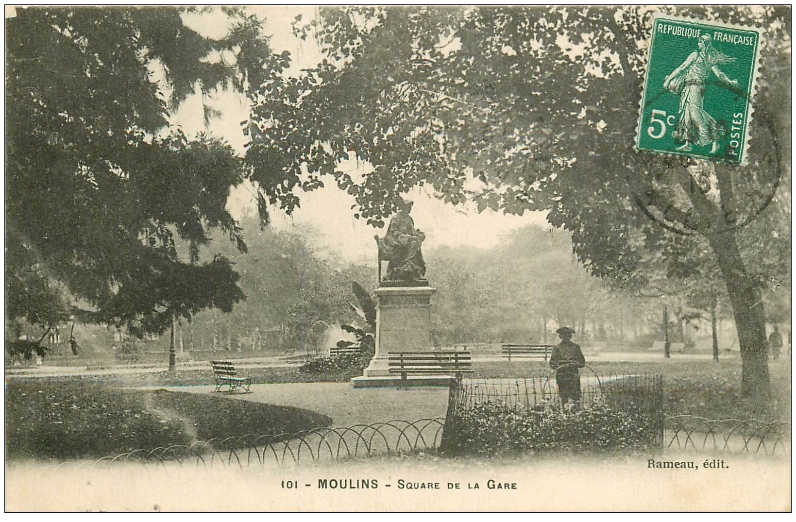carte postale ancienne 03 MOULINS. Square de la Gare 1916. Enfant cerceau