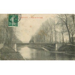 carte postale ancienne 77 CHELLES. Pont sur le Canal vers 1908 animation