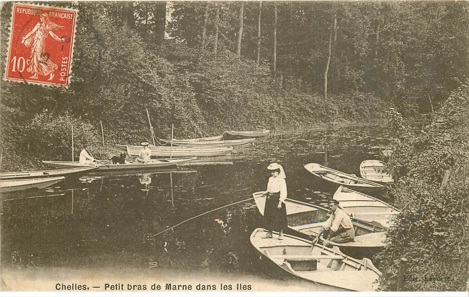 carte postale ancienne 77 CHELLES. Pêcheuse sur Petit Bras dans les Îles 1906