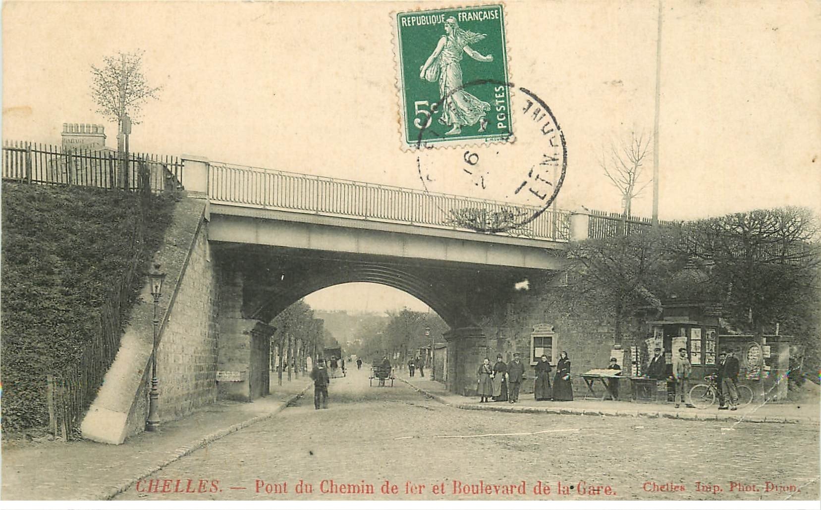 carte postale ancienne 77 CHELLES. Pont du Chemin de Fer Boulevard de la Gare. Kiosque Journaux et Cartes postales