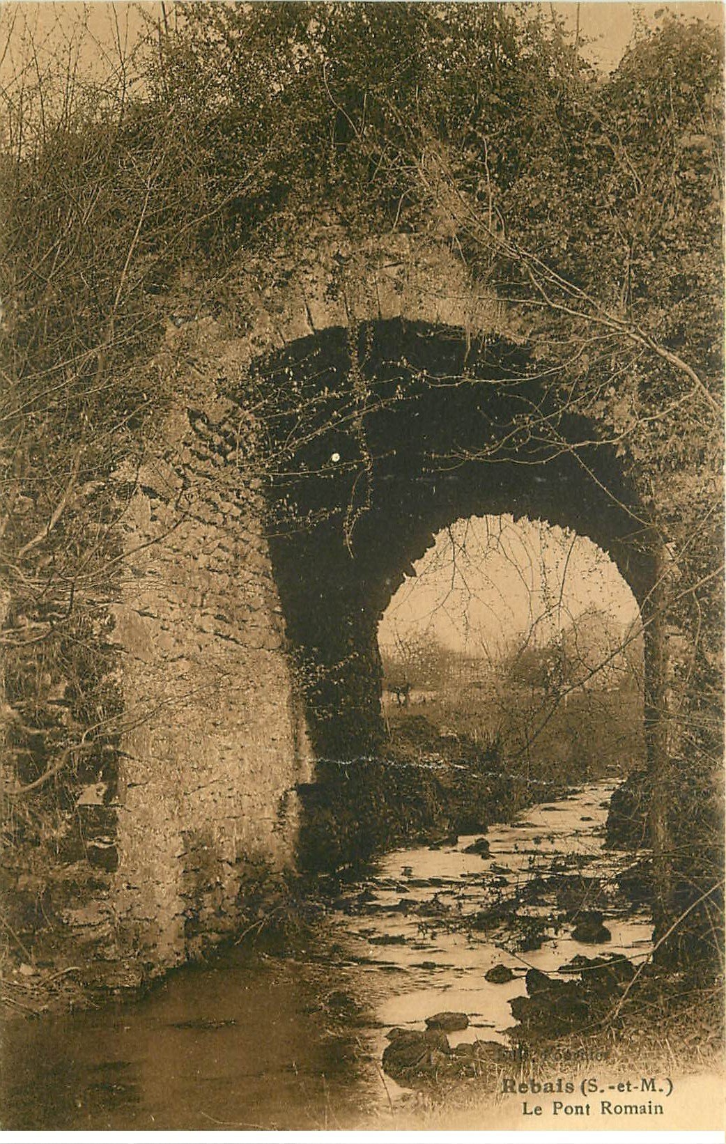 carte postale ancienne 77 REBAIS. Le Pont Romain 1934. Légère plissure transversale