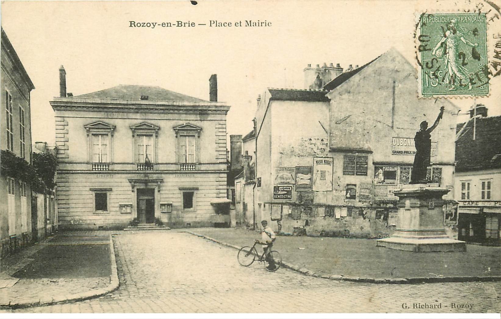 carte postale ancienne 77 ROZAY ROZOY-EN-BRIE. Place et Mairie 1924