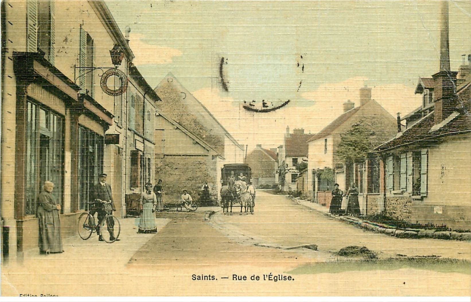 carte postale ancienne 77 SAINTS. Facteur à vélo Rue de l'Eglise. Carte toilée timbre absent pli coin droit